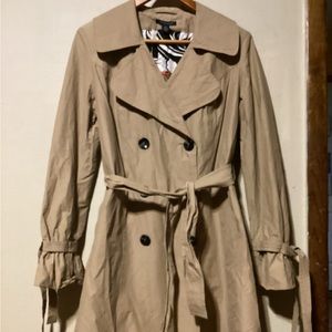 Women’s Tommy Hilfiger Double Breasted Trench Coat. Tan. Size L